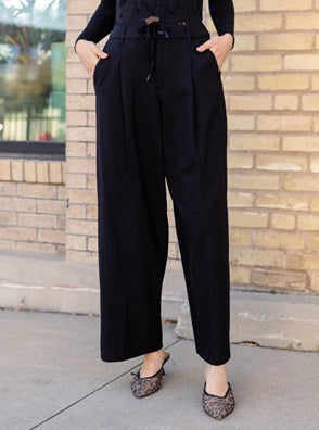WIDE LEG PLEATED TROUSER