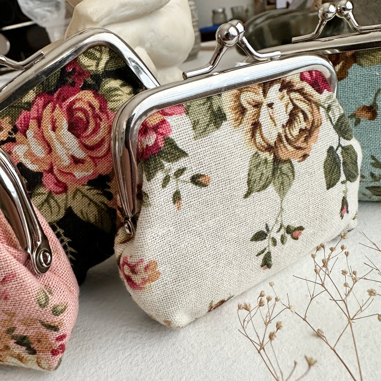 CHINTZ-Y FLORAL CHANGE PURSE