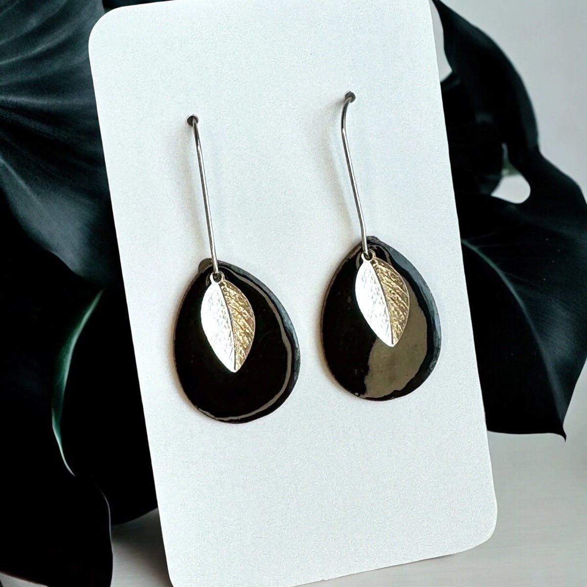BLACK LEAF TEARDROP EARRINGS