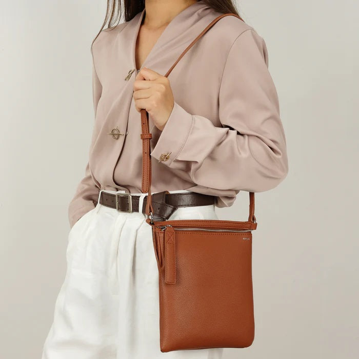 GRAYSON FLAT CROSSBODY -terra