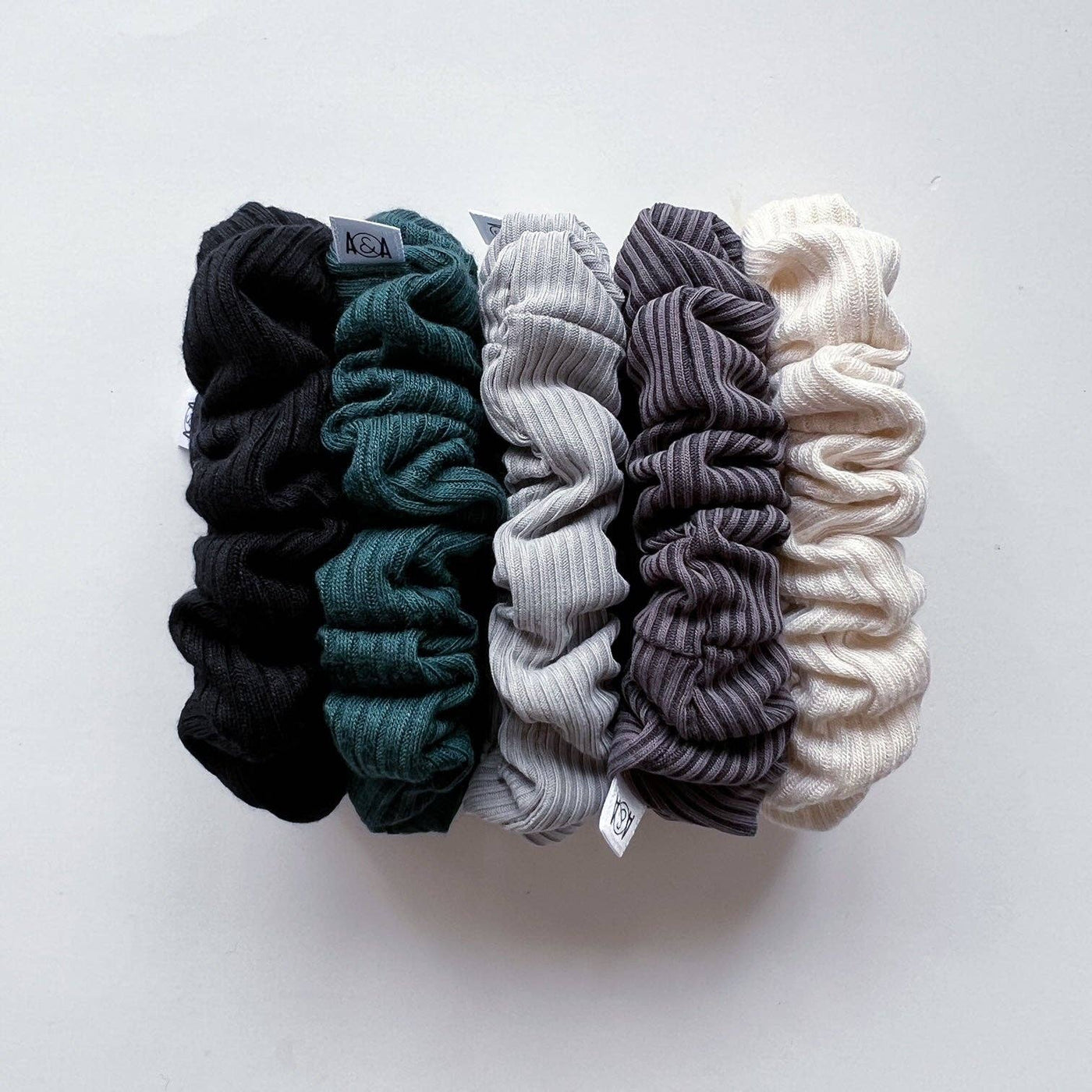 MINI RIBBED SCRUNCHIE