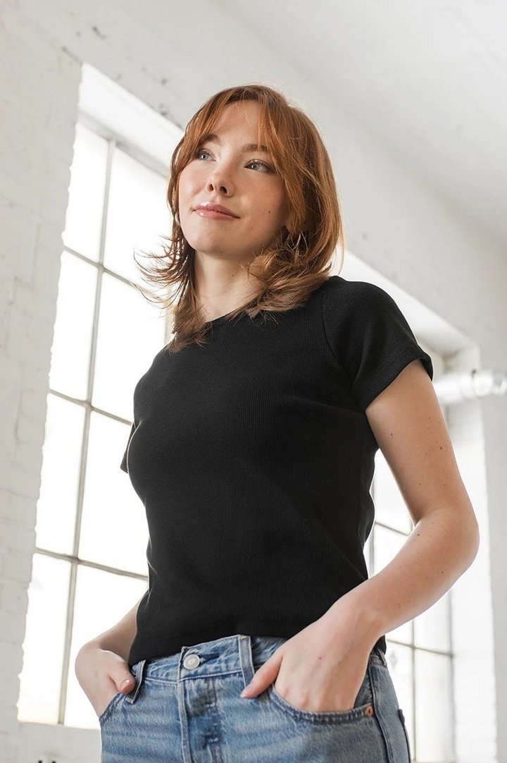 ZOE RIB TEE- black or white