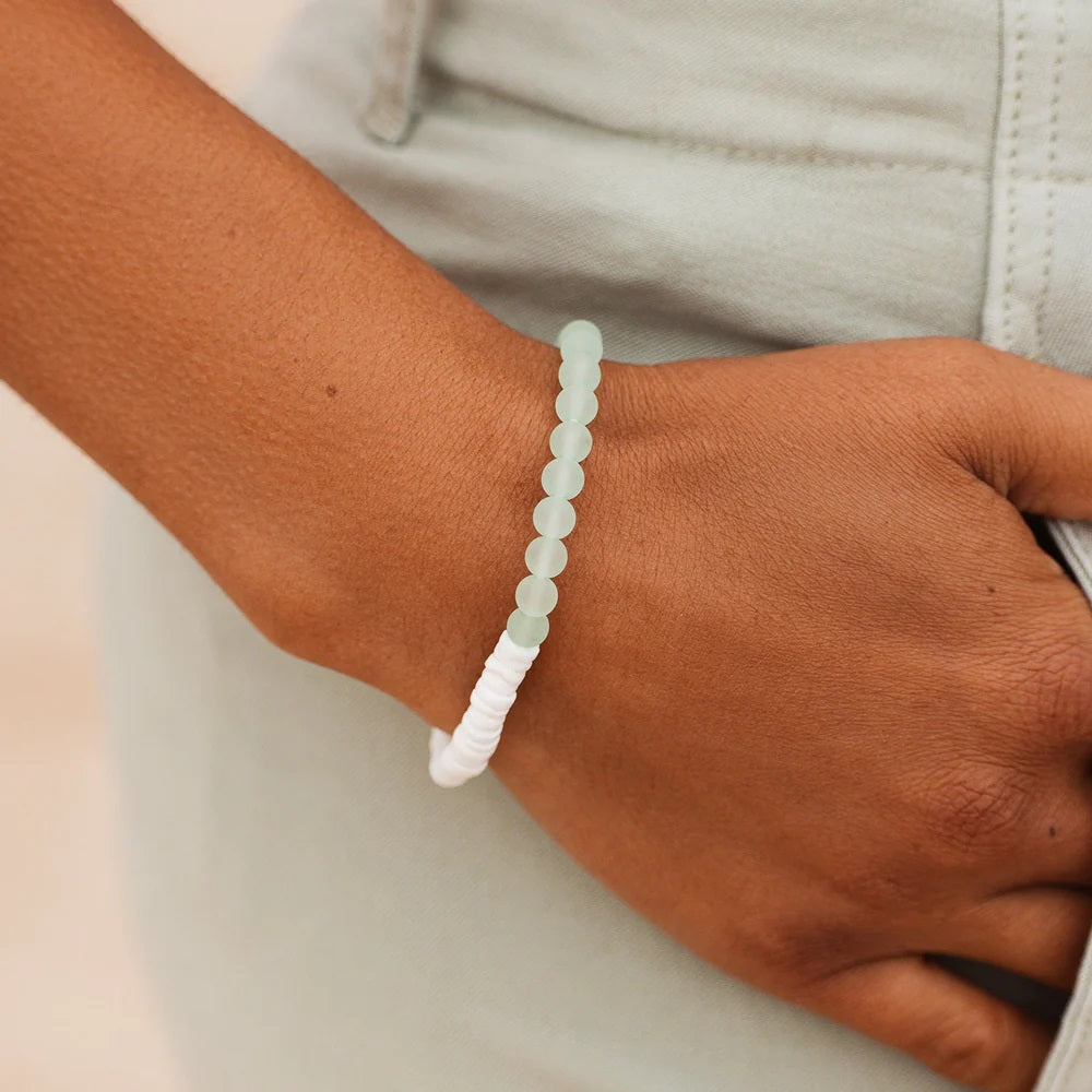 PUKA SHELL & FROSTED BEAD STRETCH BRACELET - pink or mint