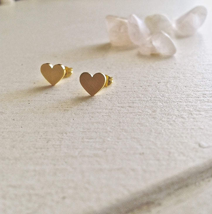 "TOTAL ECLIPSE OF THE HEART" HEART STUD EARRINGS -gold