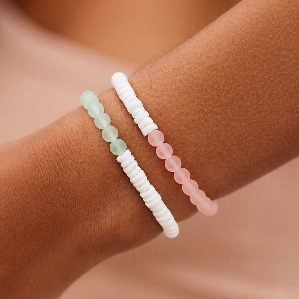 PUKA SHELL & FROSTED BEAD STRETCH BRACELET - pink or mint